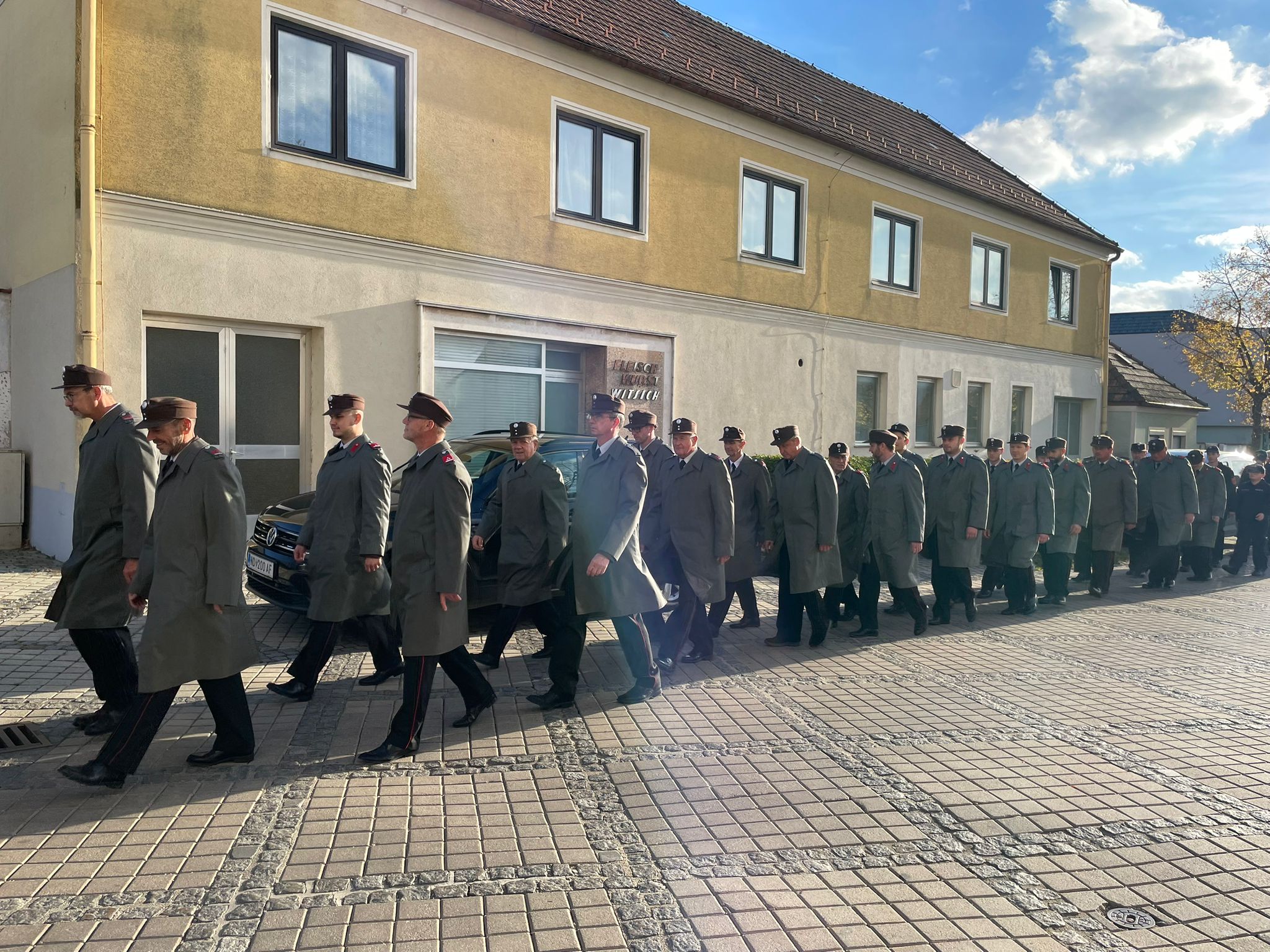 FF Mannschaft geht zur Kirche